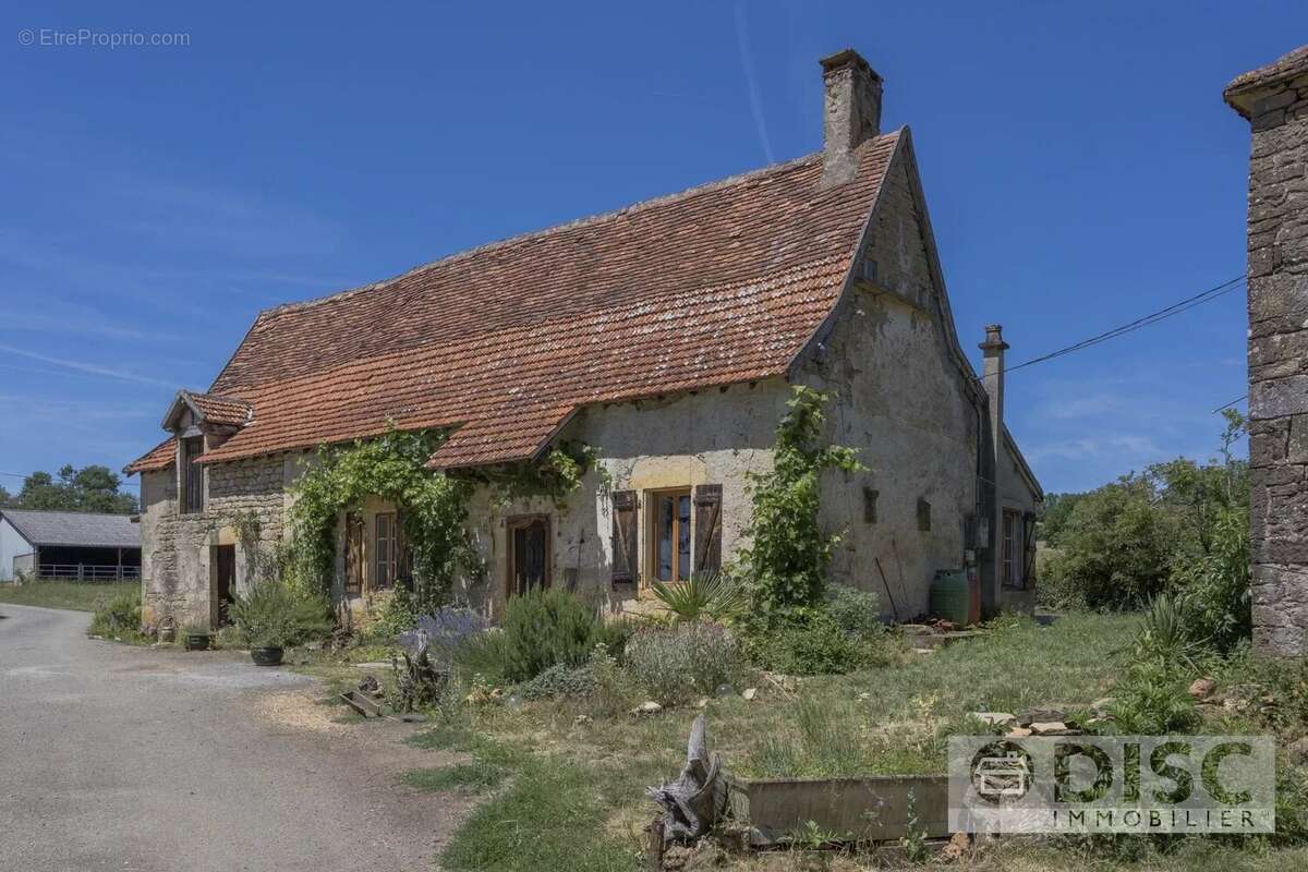 Charmant ensemble avec petite maison et dépendances. - photo 3