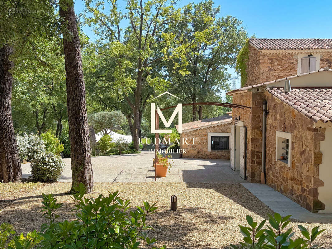 Propriété de caractère avec ancienne bergerie rénovée, piscine et 7,5 hectares en Provence - photo 6