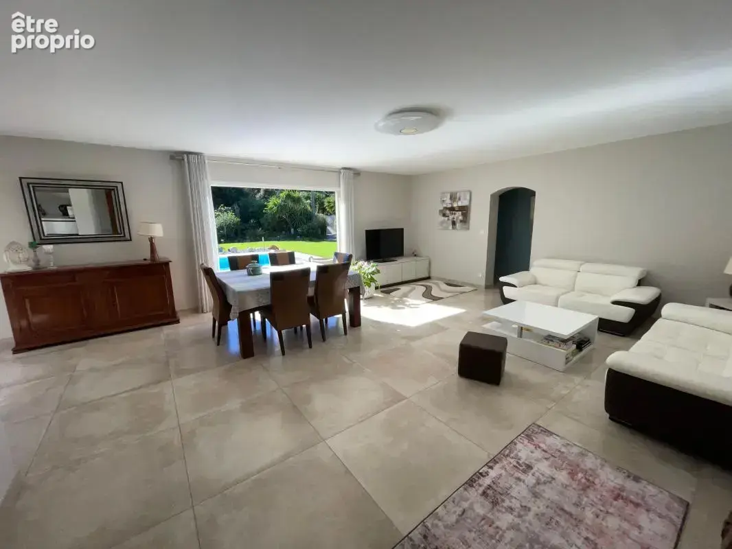 A vendre la seyne sur mer quartier sud tres belle villa de plain pied 5 pieces 4 chambres jardin piscine garage - photo 5