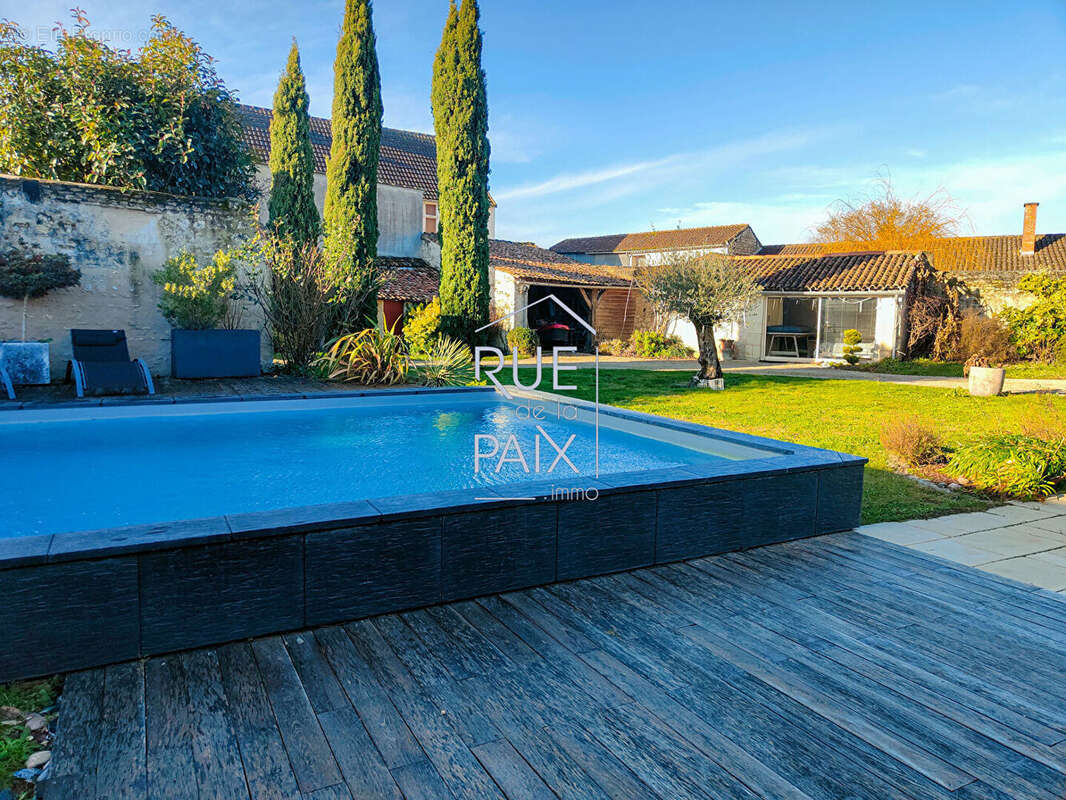 Maison à SAINT-GENEST-D'AMBIERE