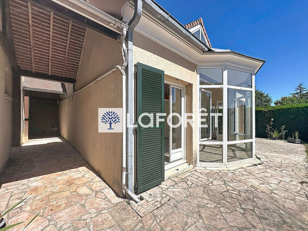 Le charme d'une grande maison familiale baignée de lumière - photo 2
