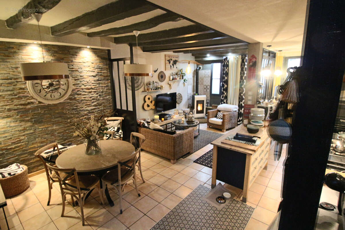 Maison à PUY-L&#039;EVEQUE