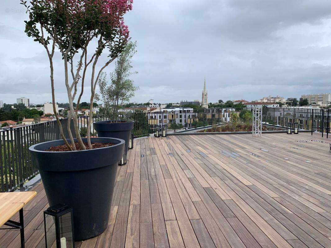 Découvrez un loft d'exception à Cauderan, alliant charme new-yorkais et vue imprenable, où modernité et luminosité se rencontren - photo 10