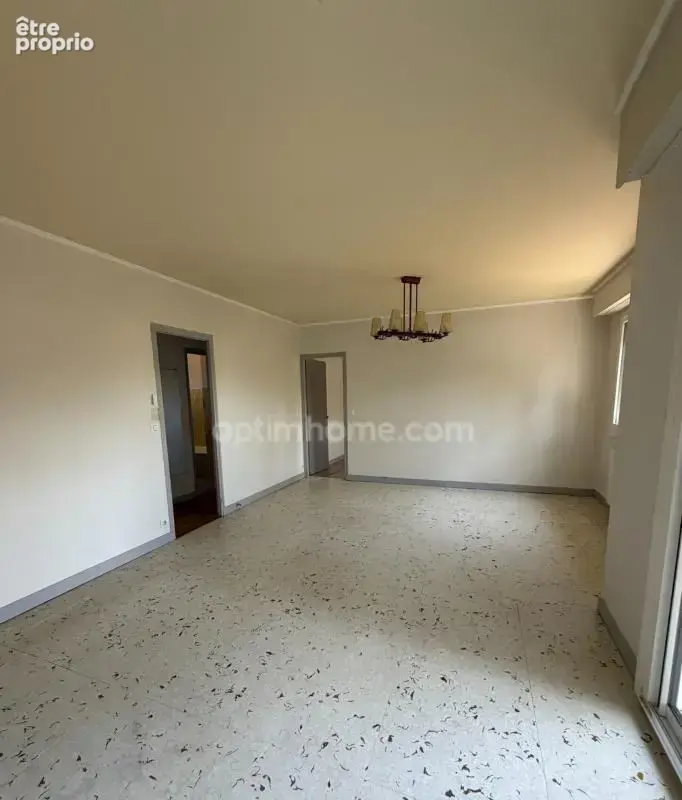 Magnac sur Touvre. Maison 84 m² sur sol sol semi enterré avec jardin - photo 1