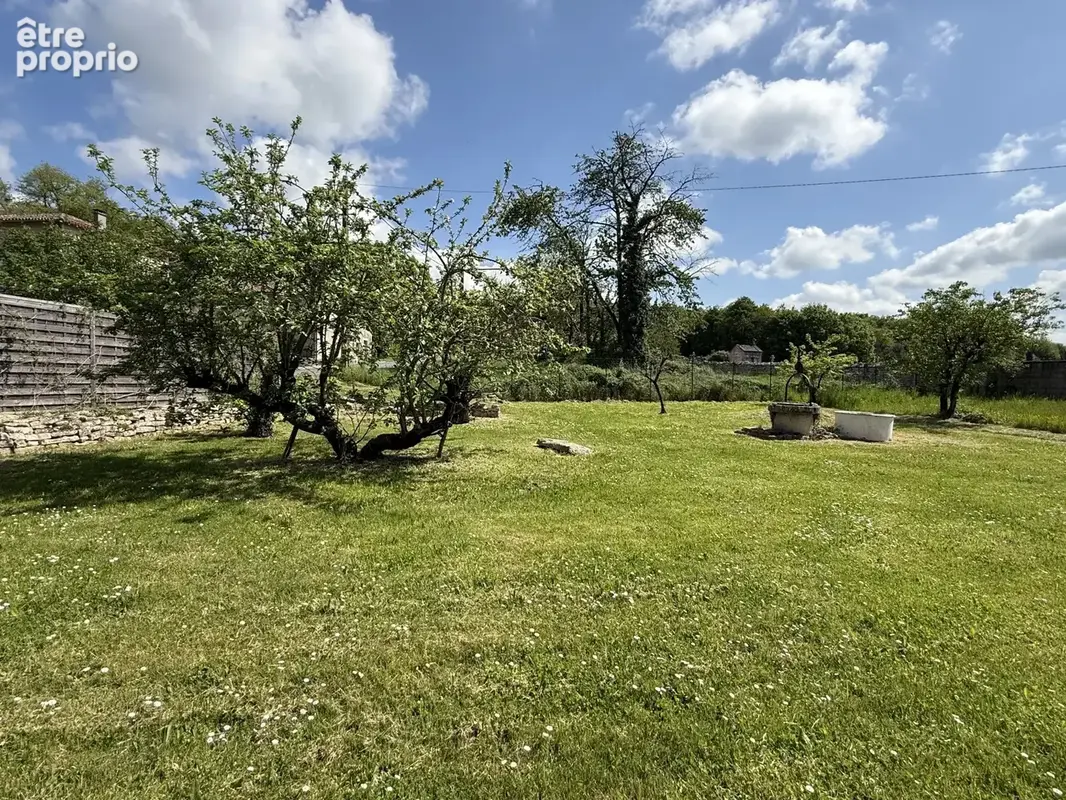 Belle maison de village rénovée avec 5 chambres, dépendances et jardin, située entre Ruffec et Civray - photo 2