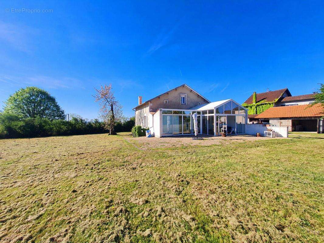 AUTHENTIQUE CHARENTAISE RENOVEE   3ch, veranda, 5000m2 de terrain, 2 garages - photo 3
