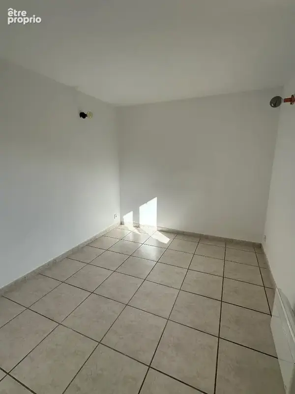 Saint Etienne du Grès : Villa de plein pied, 3 chambres, terrain 410m² - photo 13
