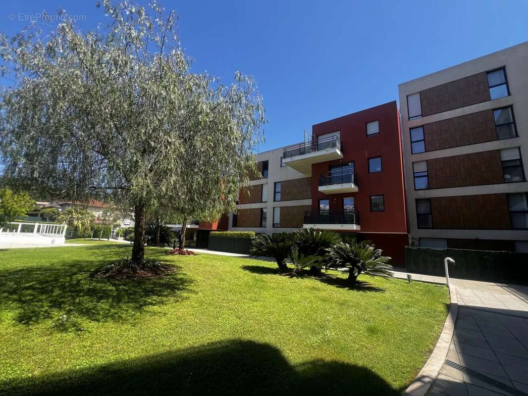 Appartement à LA ROQUETTE-SUR-SIAGNE