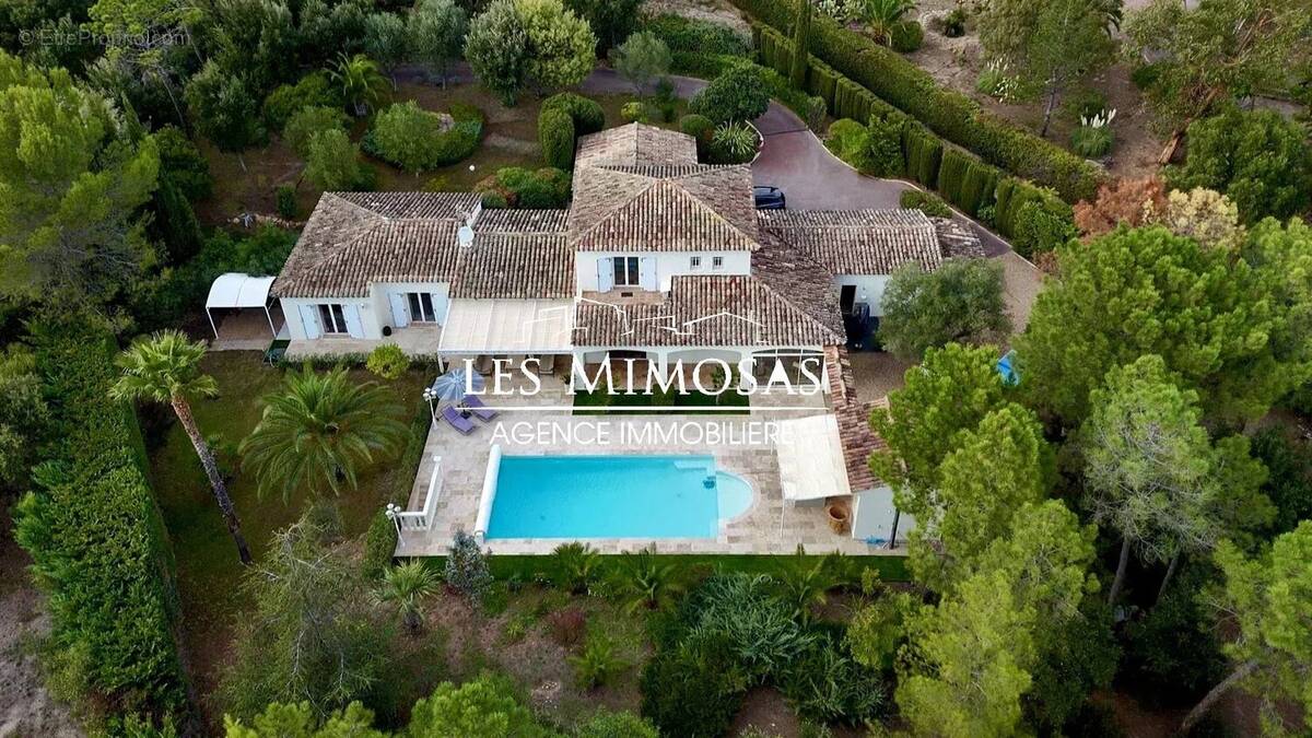 Maison à ROQUEBRUNE-SUR-ARGENS