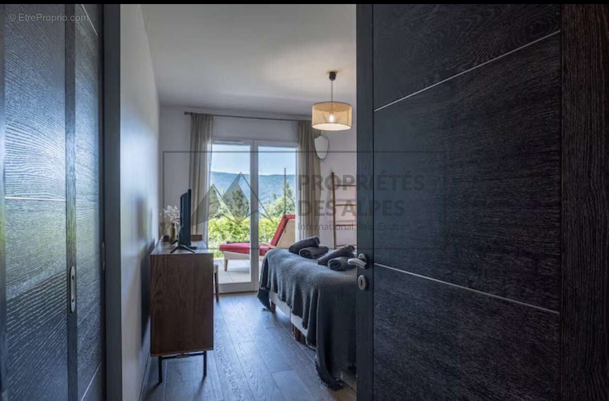 Veyrier-du-Lac  Appartement d'exception avec terrasse panoramique, piscine et vue imprenable sur le lac d'Annecy - photo 6