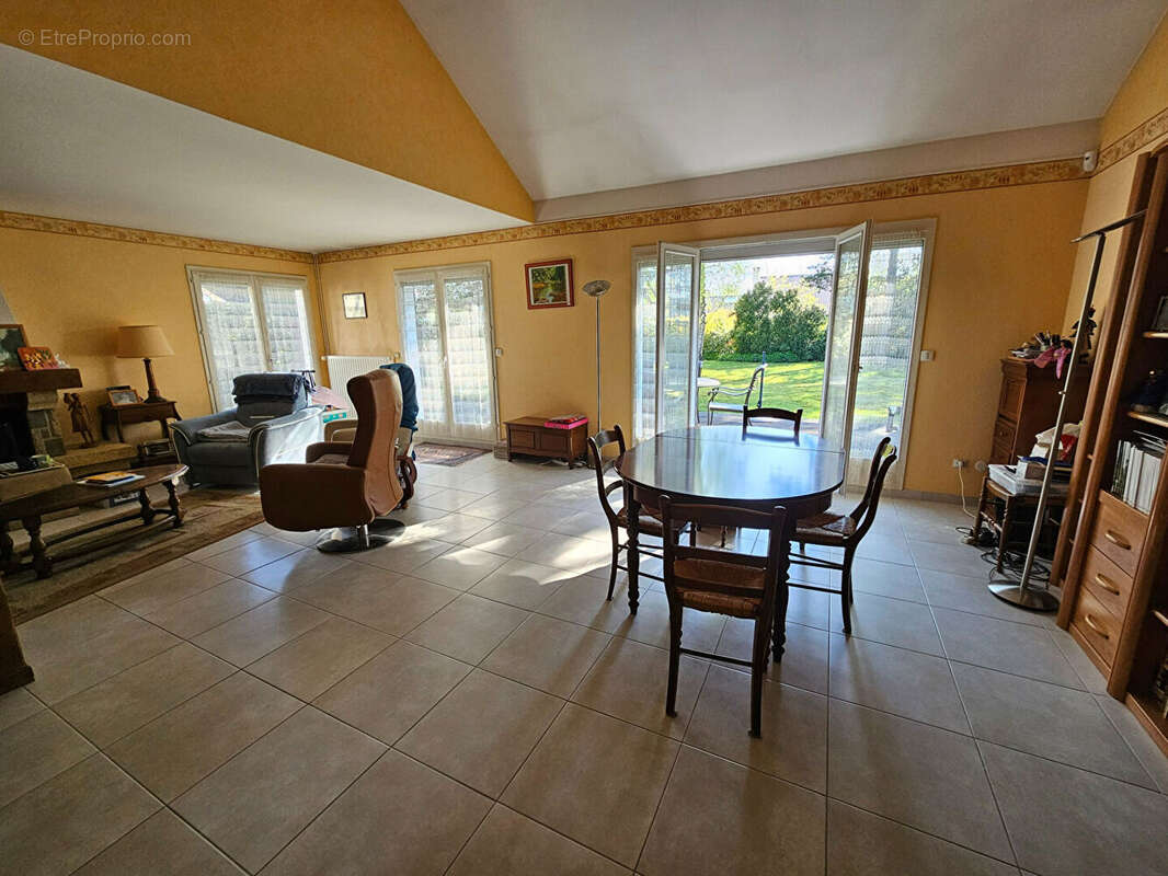 Maison à VOISINS-LE-BRETONNEUX