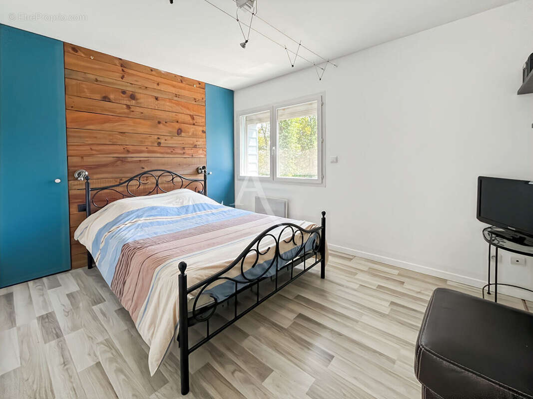 A VENDRE - Maison familiale avec piscine dans quartier calme - photo 15