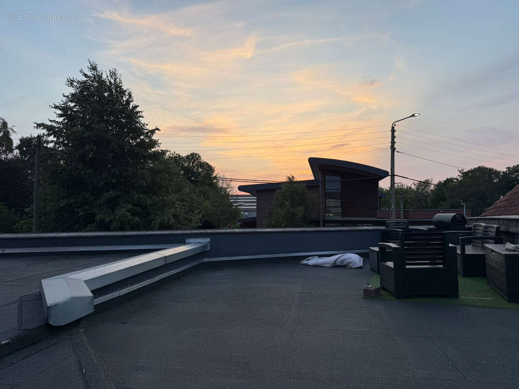 Située en plein coeur de Seclin, cette maison semi-mitoyenne de type bel étage dispose d'environ 95 m2 habitab - photo 9