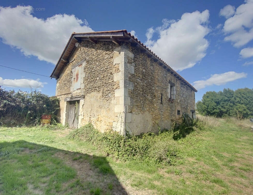 Maison à DOUVILLE