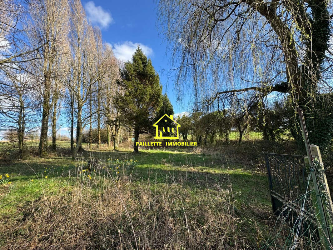 Terrain à SAINT-JEAN-DE-LA-NEUVILLE