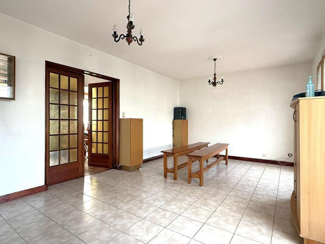 Face à l'entrée, le salon-séjour, - Maison à JAUNAY-CLAN