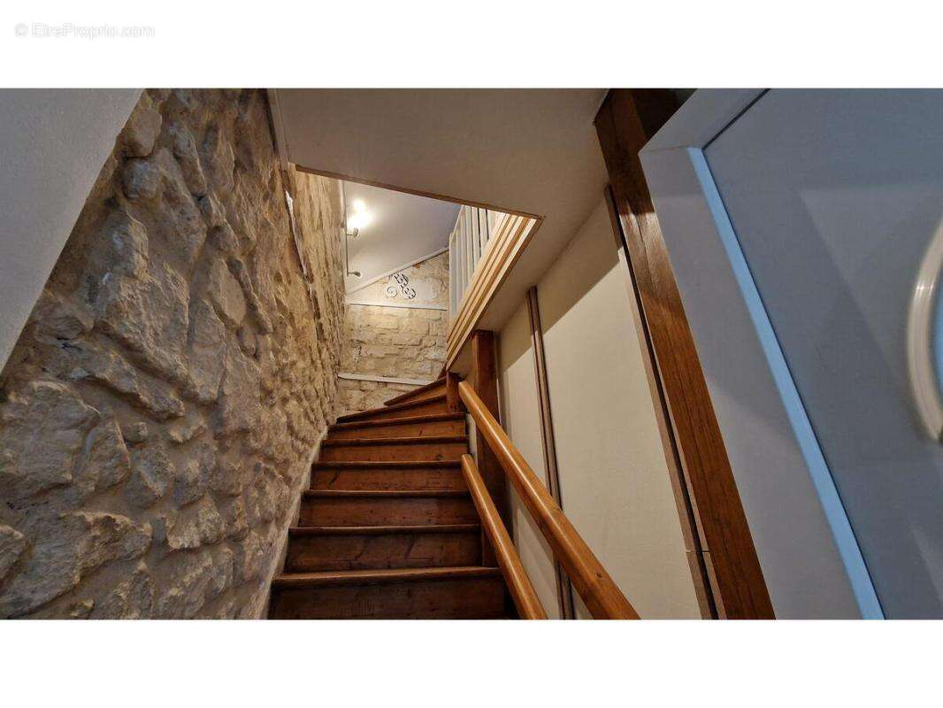 Appartement à FLEURINES