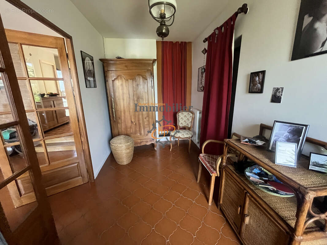 Maison individuelle avec garage, dépendances et terrain attenant. - photo 14