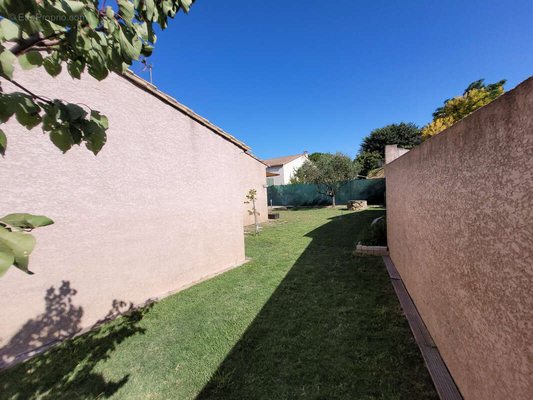 Salles d'Aude Villa T6 de 116 m2 de Plain-pied avec un garage de 30 m2, un atelier de 18 m2 et une piscine. - photo 17
