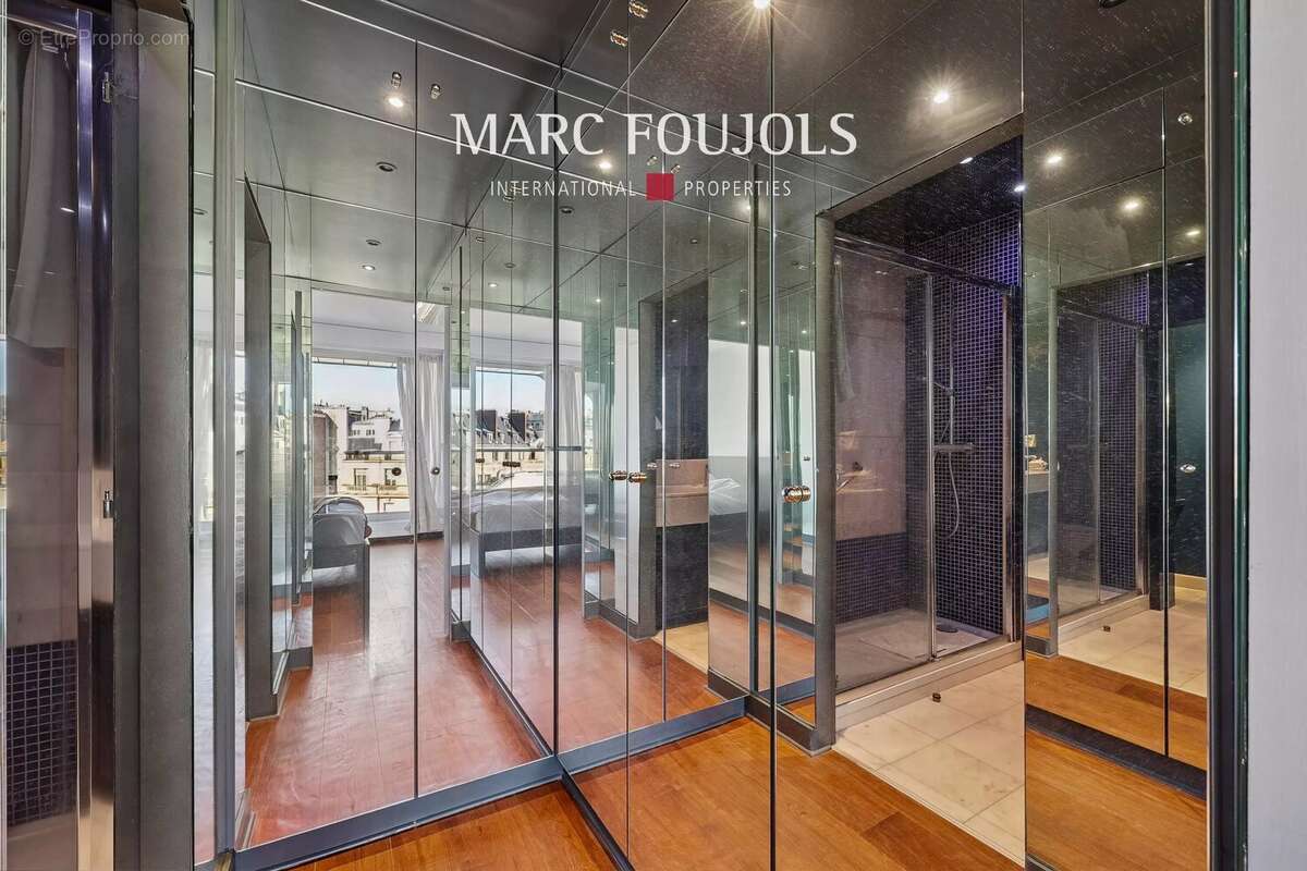 Appartement à PARIS-16E
