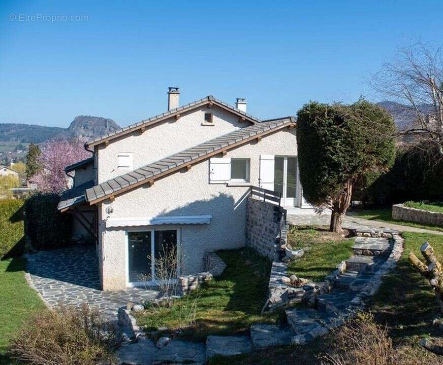 Maison à SAINT-JULIEN-CHAPTEUIL