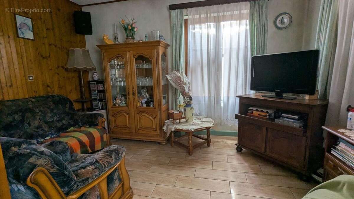 Pour investisseur : immeuble 2 appartements en location + 6 garages - photo 4