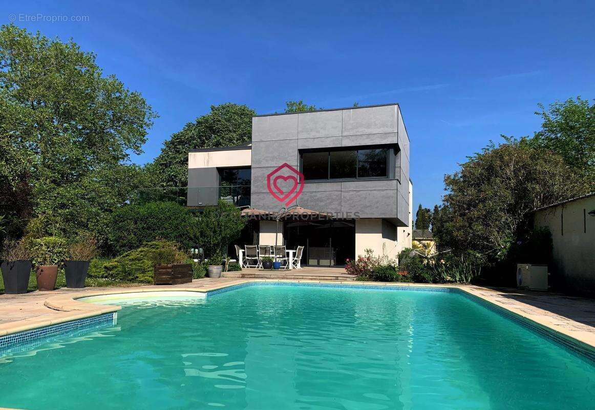 Villa d’architecte rénovée avec soin, piscine, dépendances et superbe parc arboré - photo 2