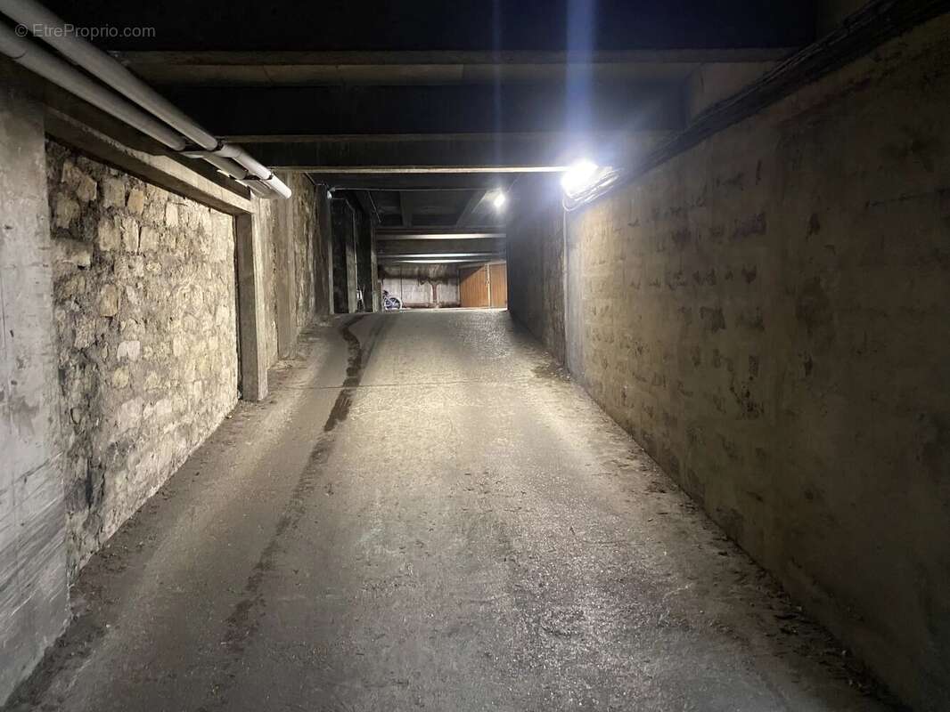 Parking à PARIS-16E