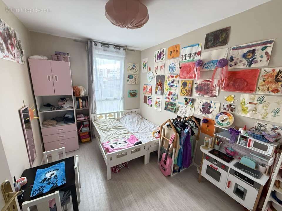 Appartement à LES PAVILLONS-SOUS-BOIS