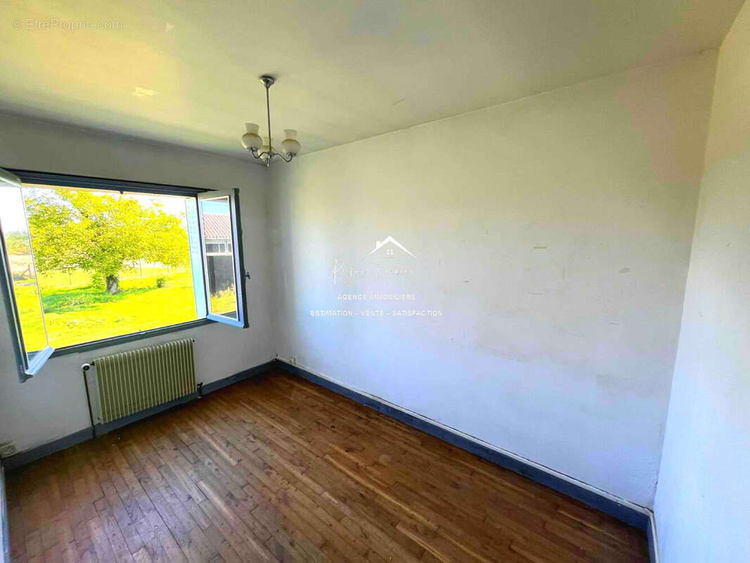 Chambre rdc - Maison à PORT-DE-PILES