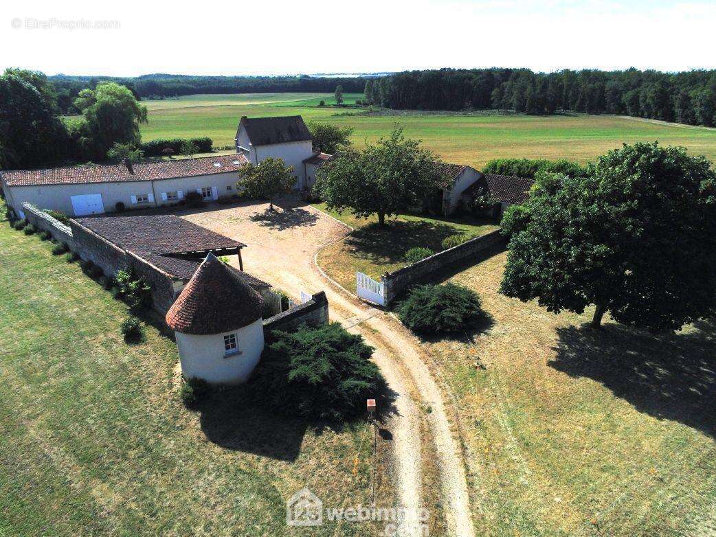 Ancien corps de ferme en pleine campagne. - Maison à ORCHES