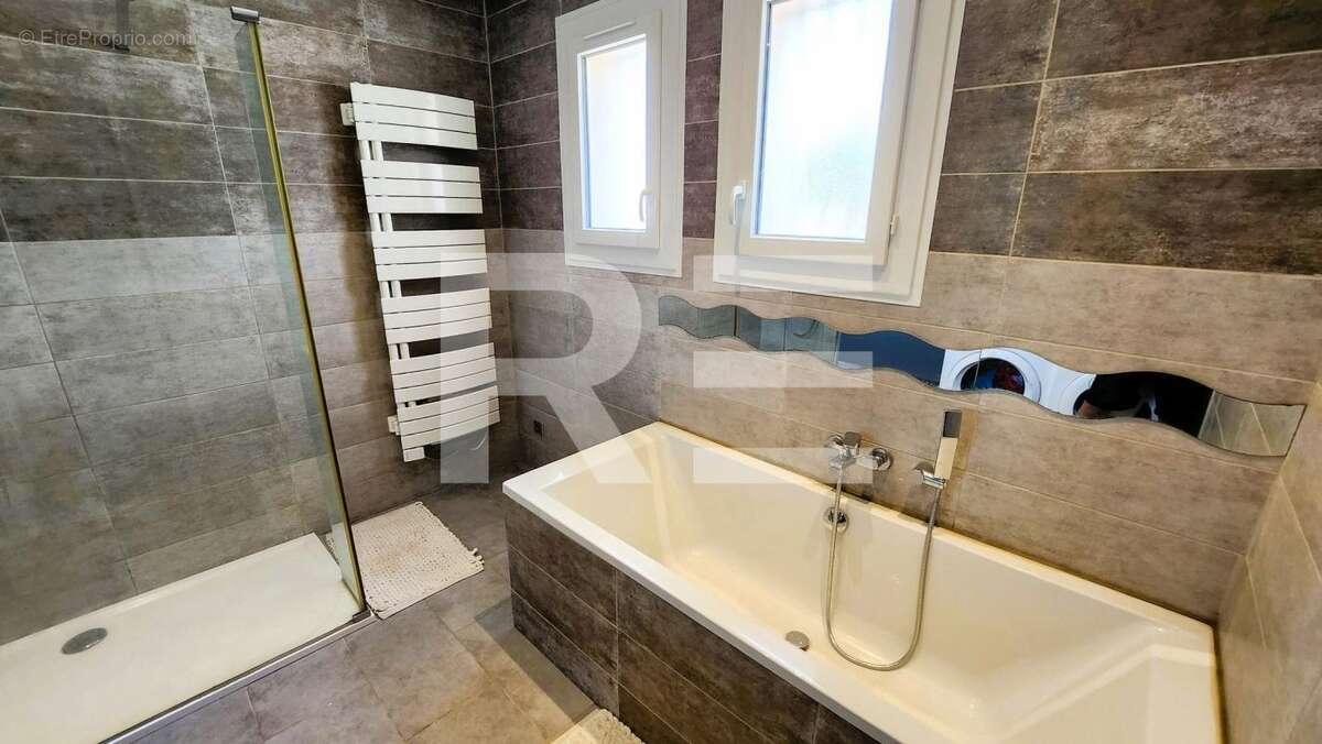 Maison à SAINT-CHAPTES