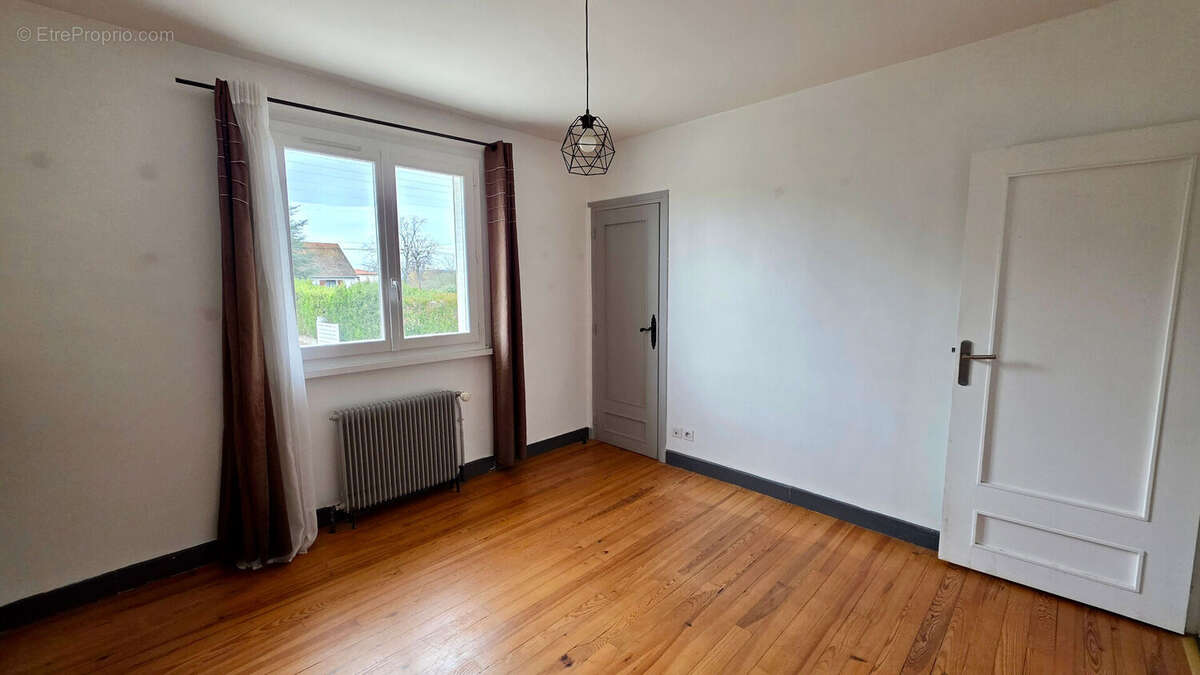PONT-DU-CHÂTEAU / Maison individuelle de ville avec jardin, terrasse couverte et garage ! - photo 8