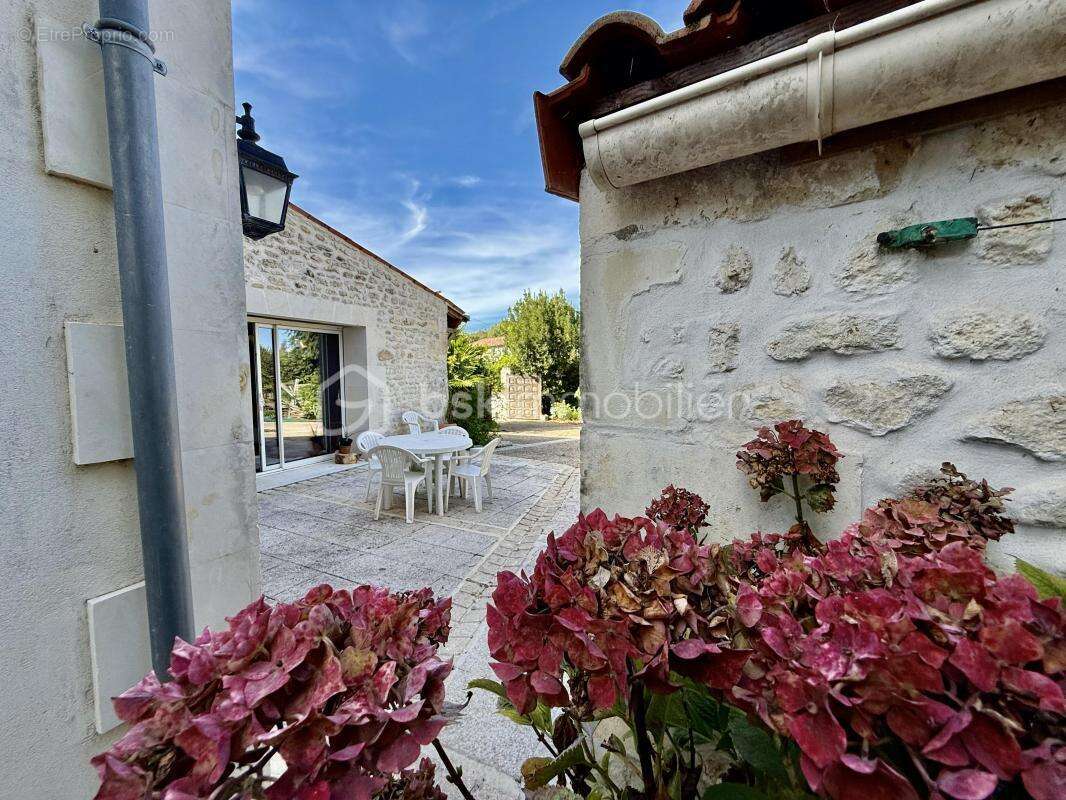 Maison à NIEUL-LES-SAINTES