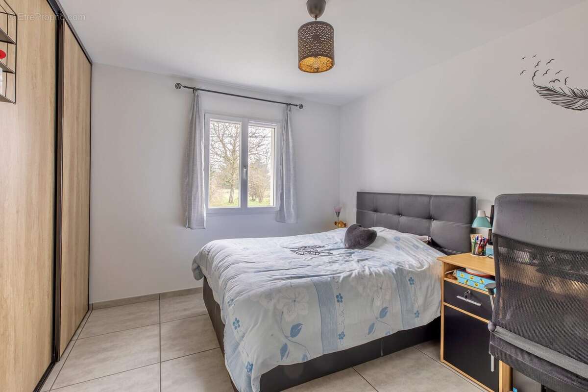 Maison à CHARBONNIERES-LES-VARENNES