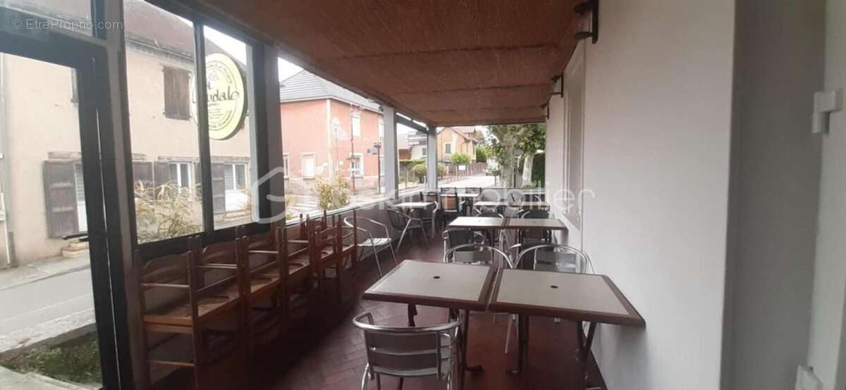 Commerce à LA CHAPELLE-DE-LA-TOUR