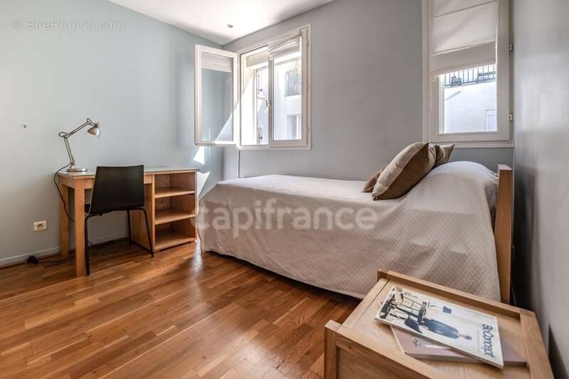 Appartement à PARIS-1E