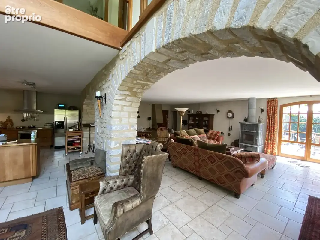Dans un Domaine fortifiée médiéval, maison en pierres avec 249m2 habitables avec jardin privatif et paysagé - photo 16