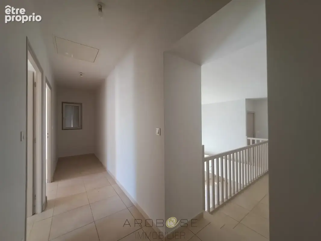 Maison rénovée avec 3 chambres, garage et jardin clos - photo 7