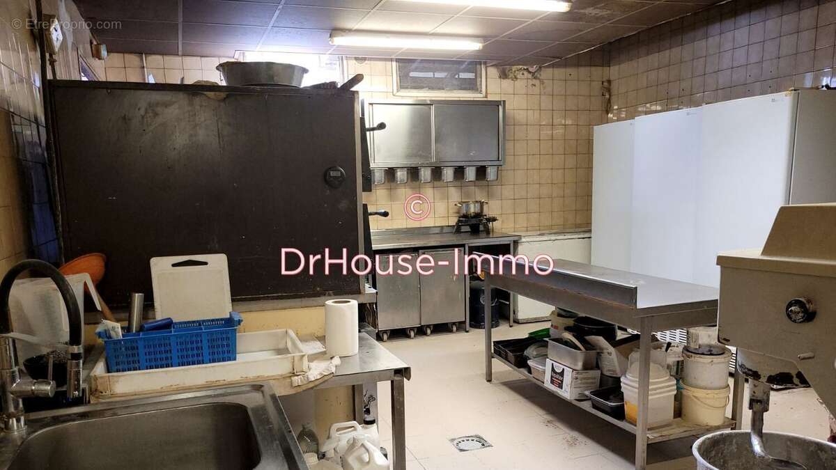 Commerce à CHATEAUNEUF-LES-MARTIGUES