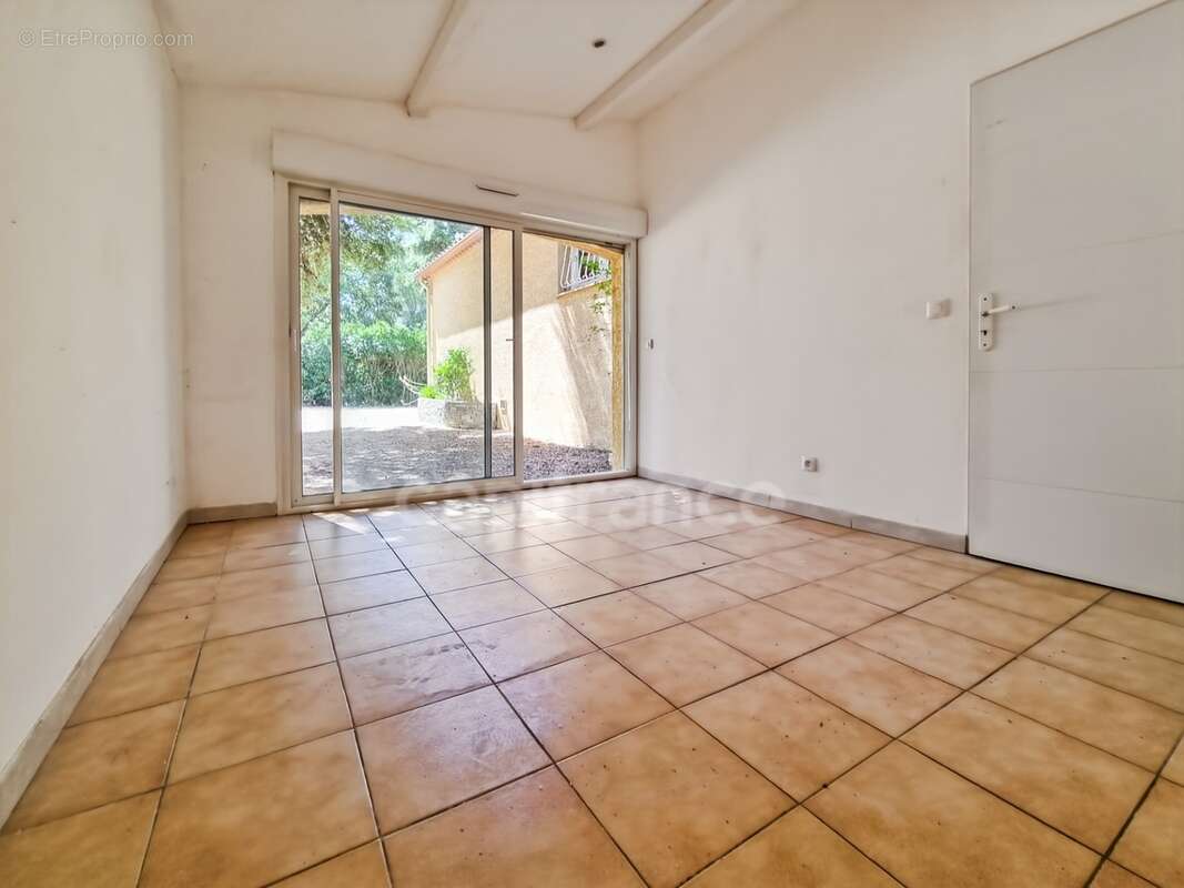 Villa de plain-pied de 156m² avec 6 pièces + une dépendance - Terrain arboré de 1400m² avec Piscine - (34160) - photo 15