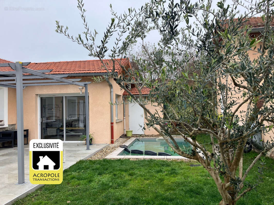 Maison à SAINT-GENIS-LES-OLLIERES