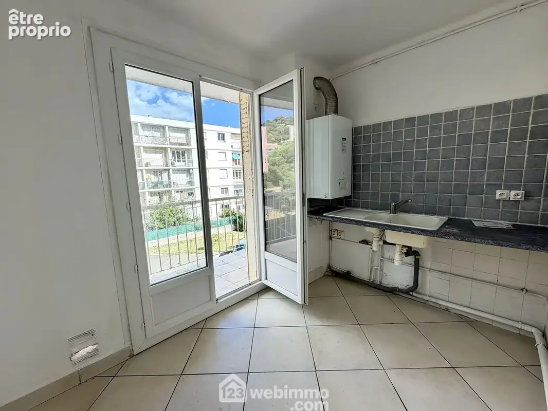 La cuisine est séparée et possède un balcon attenant