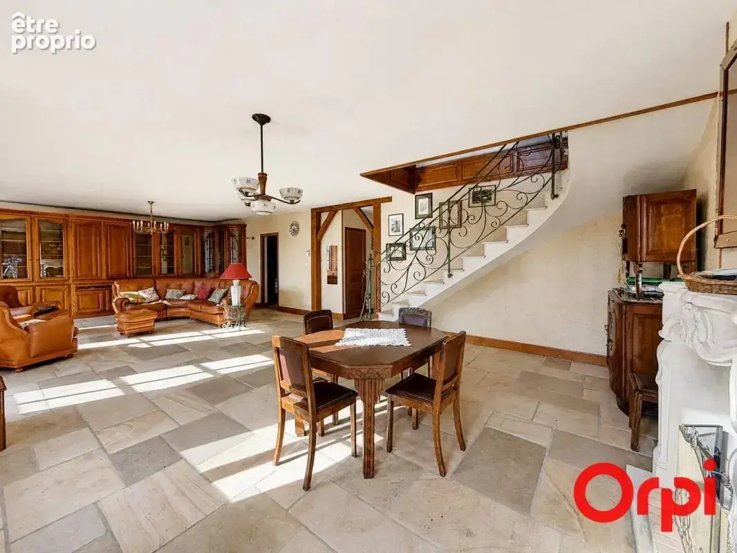 Une propriété pleine de charme, offrant de beaux espaces de vie, quatre chambres et des prestations de qualité, à découvrir sans - photo 4