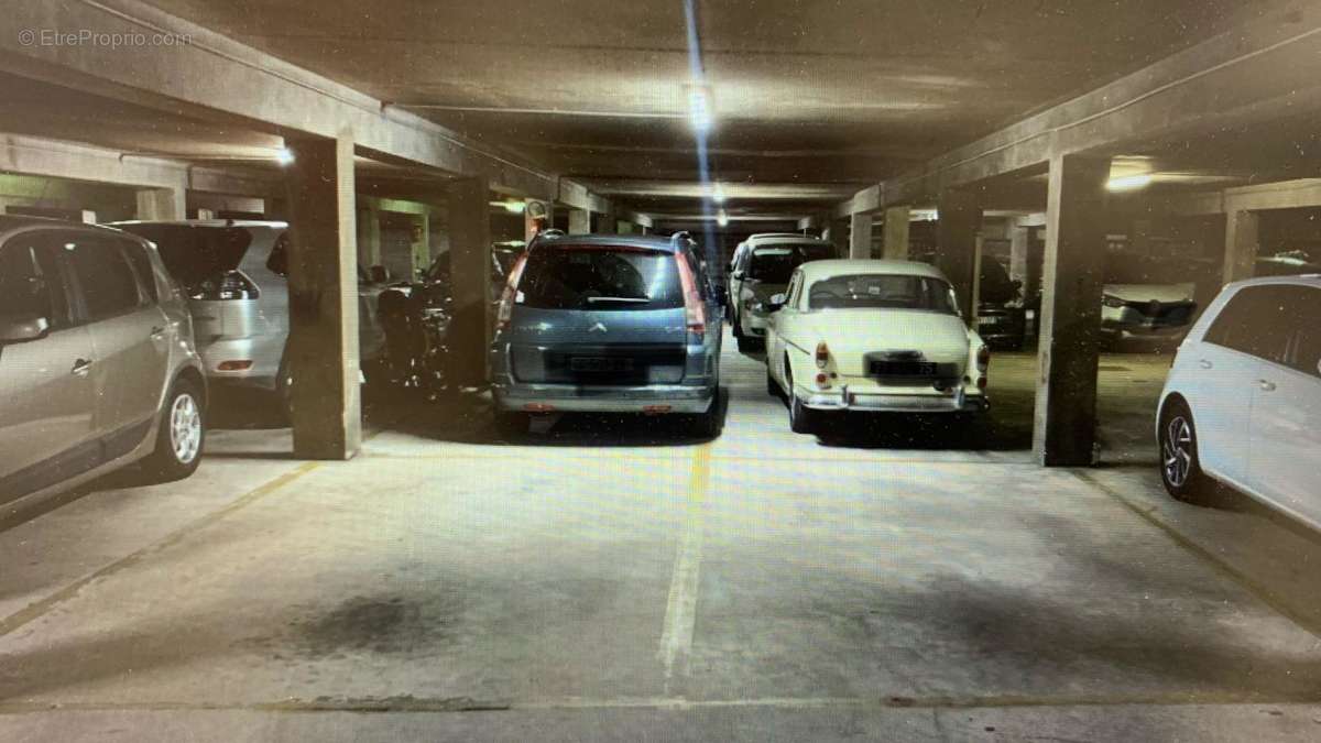 Parking à PARIS-12E