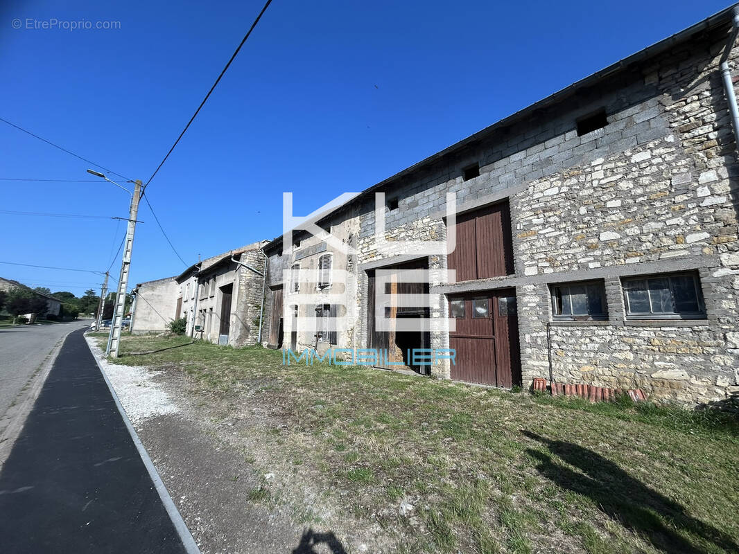 À vendre   Ensemble immobilier avec maison et 3 granges à rénover   Morville-sur-Nied - photo 3