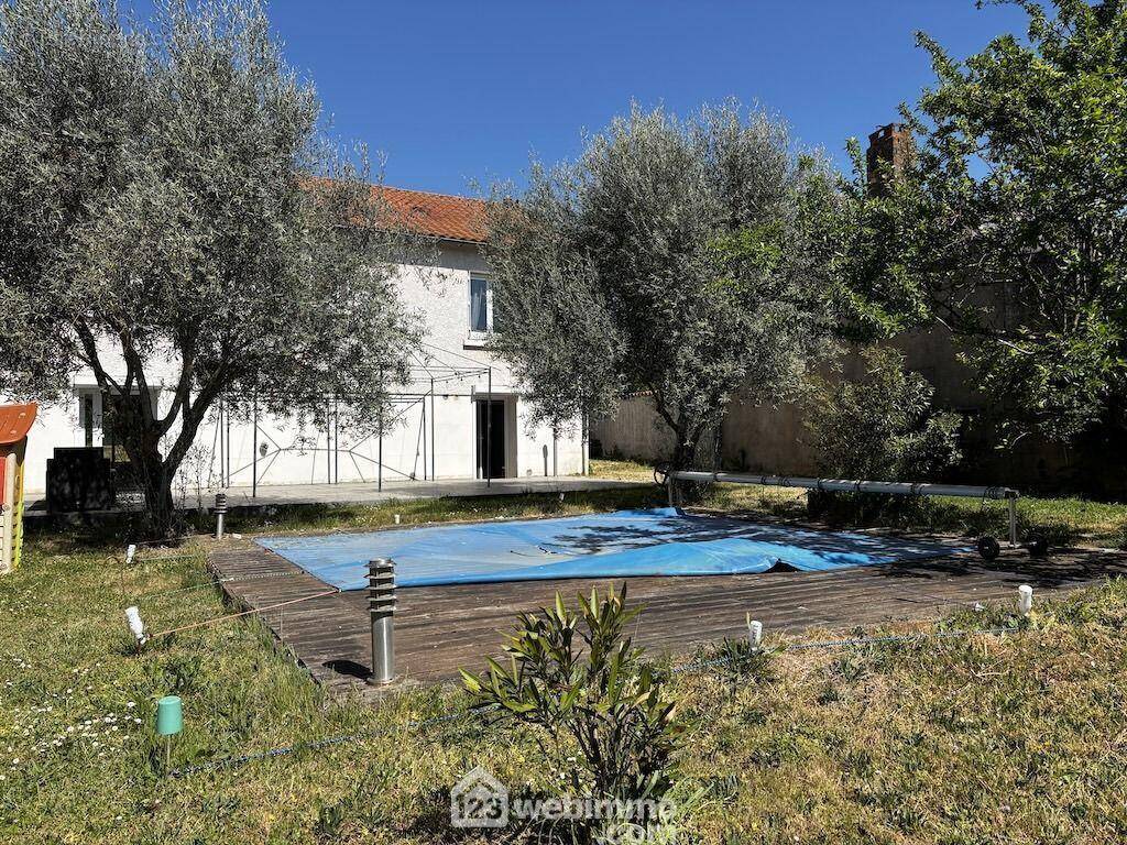 Piscine auto-portée enterrée avec système de filtration dissimulé, - Maison à CHASSENEUIL-DU-POITOU