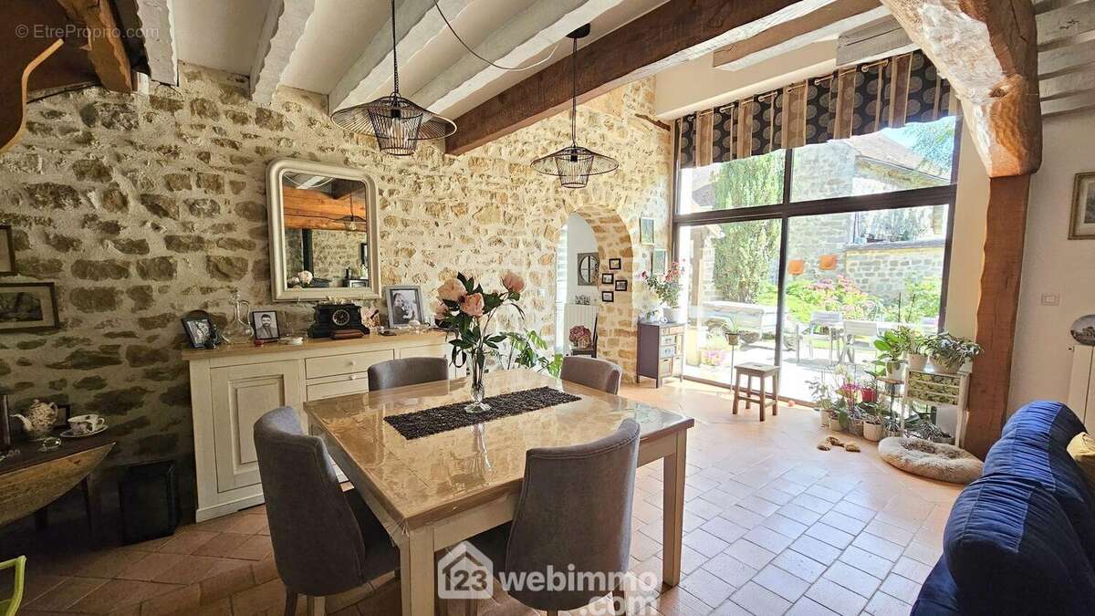 Un espace salle à manger... - Maison à MILLY-LA-FORET