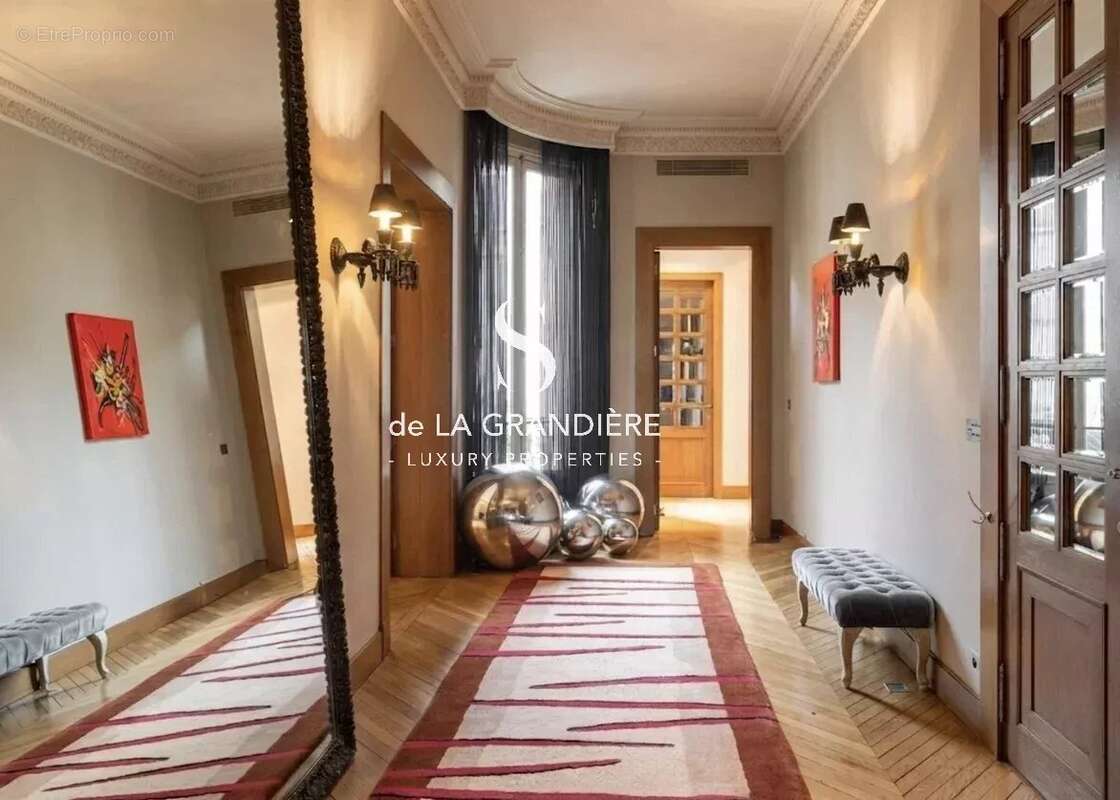 Appartement à PARIS-16E