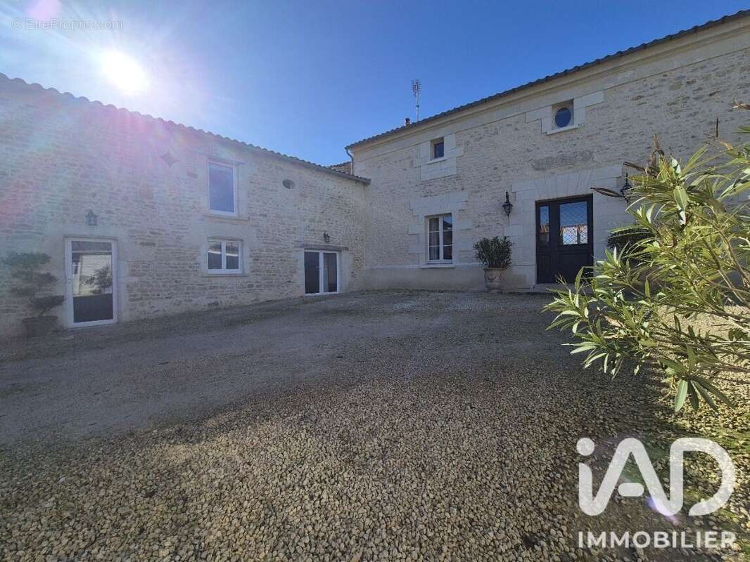 Maison 290 m² à Sainte-Verge  - photo 5